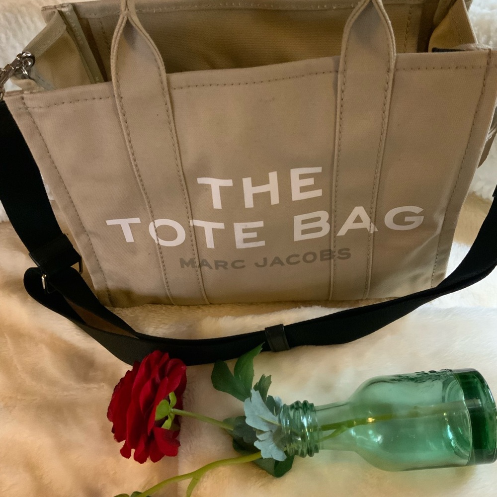 Marc Jacobs Cream Interior Tote - Picture 2 of 11